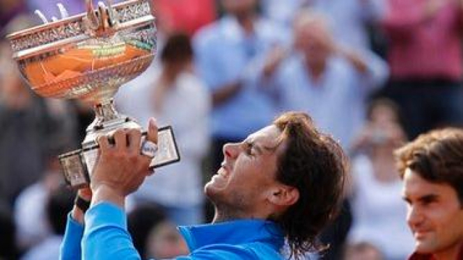 Rafael Nadal (biru) di French Open