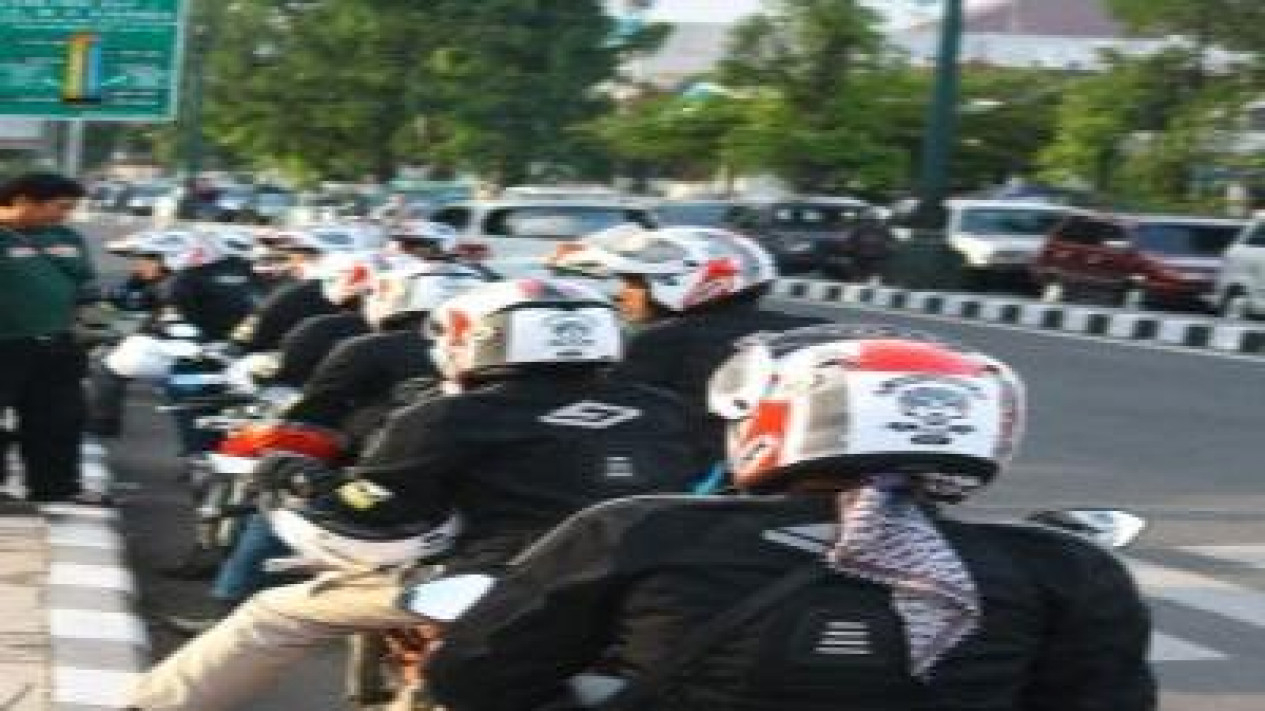 Foto Kenapa Bikers Berteduh Di-Underpass