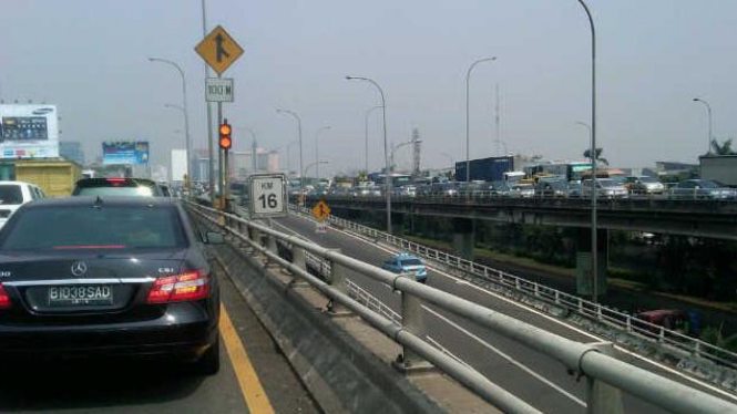 Kemacetan di jalan tol