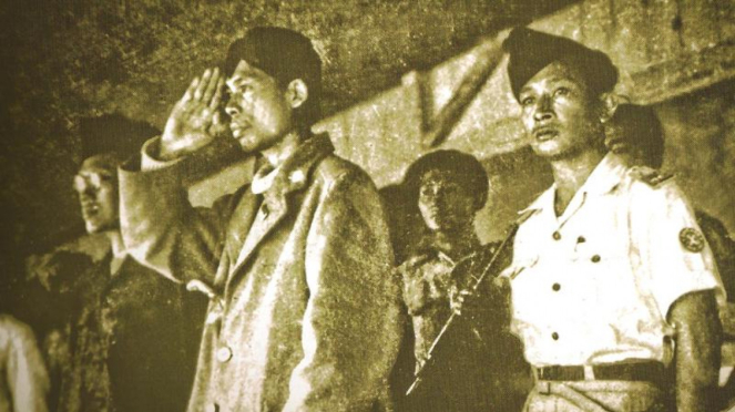 Panglima Besar Jenderal Soedirman (kiri).