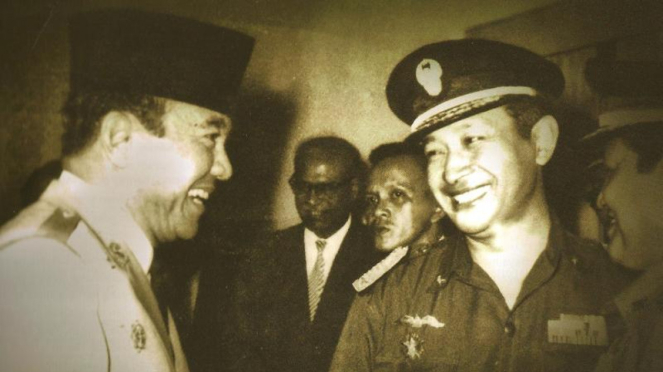 Jenderal Soeharto saat bersama Presiden Soekarno.