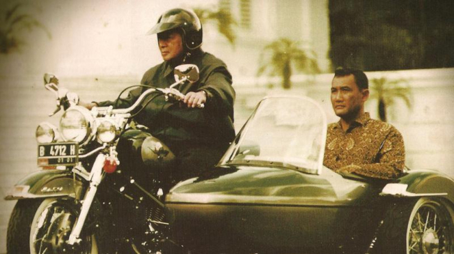 Soeharto mengendarai motor gede