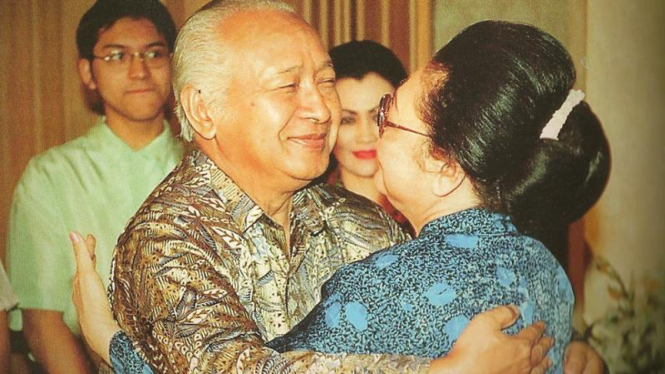 Soeharto memeluk Ibu Tien