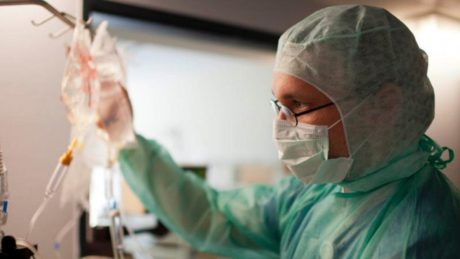 Seorang dokter di Jerman mengganti infus pasien yang terinfeksi E coli