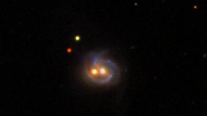 Black hole atau lubang hitam kembar yang ditemukan di galaksi Markarian 739