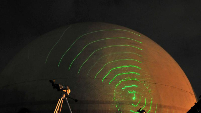 Sejumlah orang yang tertarik dengan astronomi memasang teleskop di Planetarium dan Observatorium Jakarta, Taman Ismail Marzuki, Jakarta, Kamis (16/6). Foto: ANTARA/Rosa Panggabean