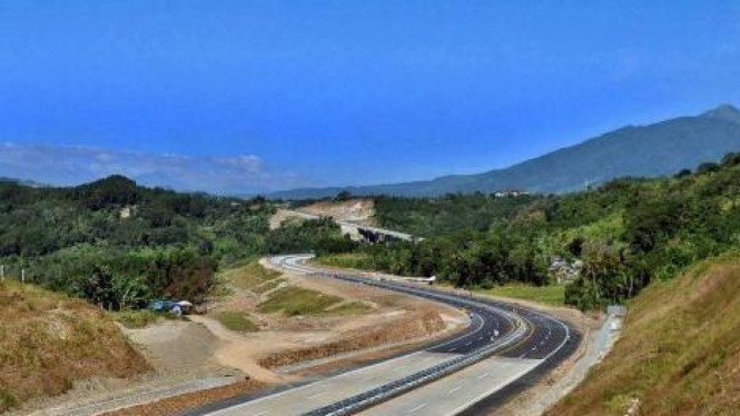 Pemerintah hingga kini belum melakukan evaluasi rencana pembangunan jalan tol Trans Sumatera. 