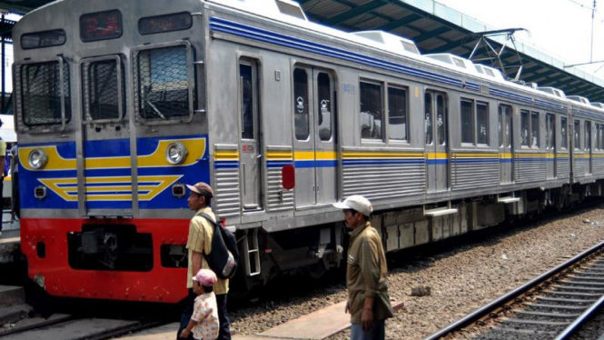 Uji Coba Kereta KRL Commuter Line