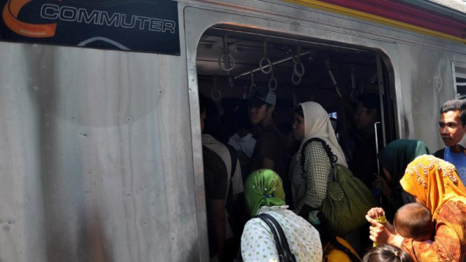 Uji Coba Kereta KRL Commuter Line