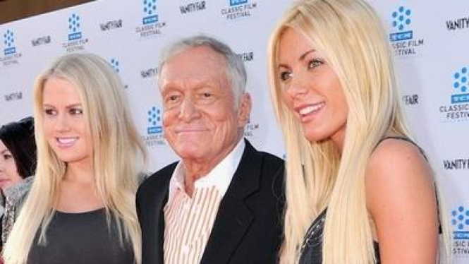 Hugh Hefner Bersama Crystal Harris & Anna Sophia