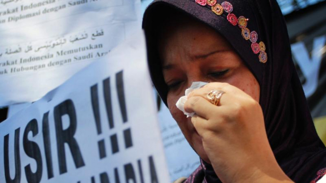  Aktivis Migrant Care dan Putri Ruyati melakukan unjuk rasa terkait hukum pancung bagi Ruyati di depan Kedubes Arab Saudi, Jakarta (21/06). Foto:VIVAnews/Anhar Rizki Affandi