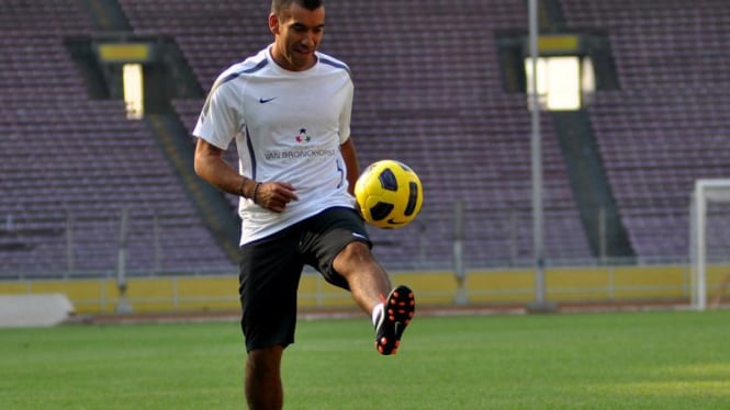 Giovanni Van Bronckhorst Berlatih di SUGBK Jakarta