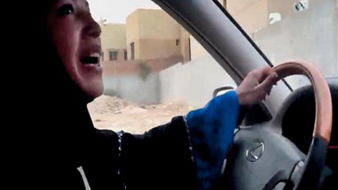 Seorang perempuan Arab Saudi di Riyadh menyetir mobil