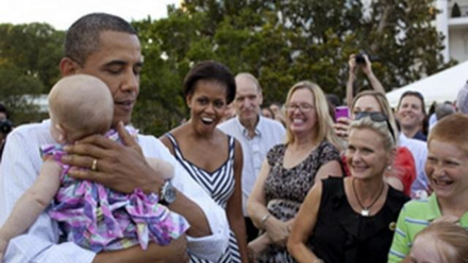 Barack Obama saat meredakan tangis seorang bayi