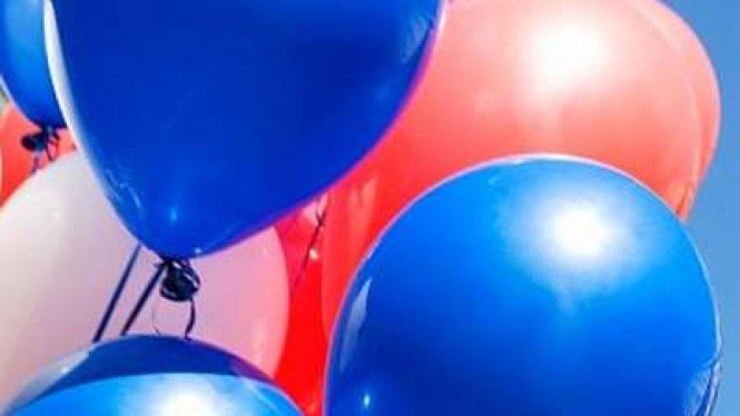 Balon warna merah dan biru