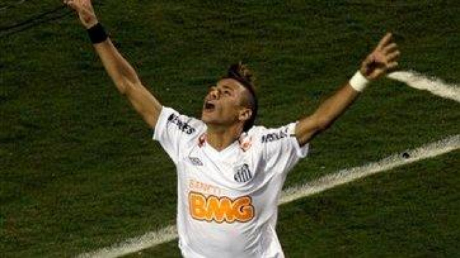 Neymar merayakan gol