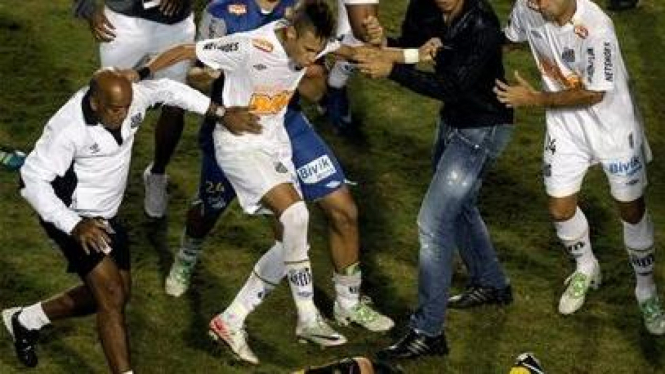 Neymar (Santos/tengah) berusaha menginjak pemain Penarol