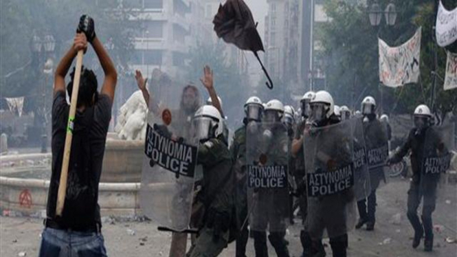Bentrokan antara demonstran dan polisi Yunani di Athena