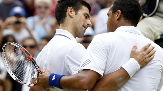 Novak Djokovic (kiri) dan Jo-Wilfried Tsonga