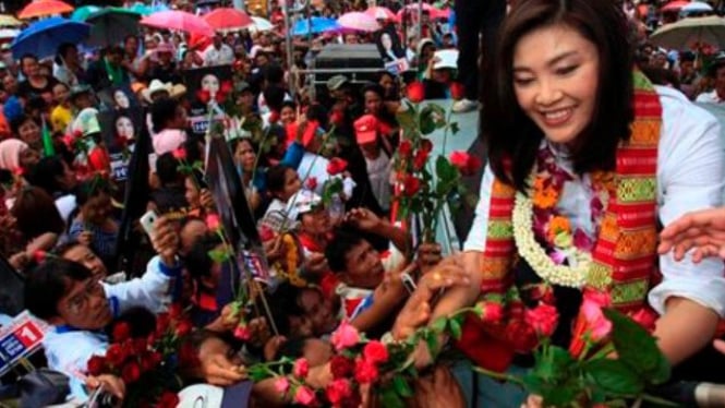Yingluck Shinawatra (kanan) disambut meriah para pendukung