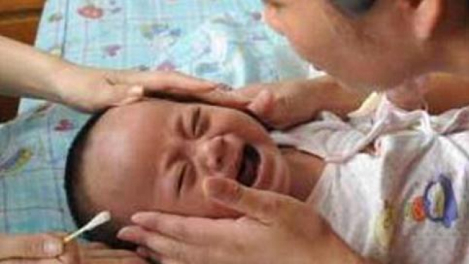 Bayi yang selamat setelah jatuh dari lantai 10 di Hangzhou, China.