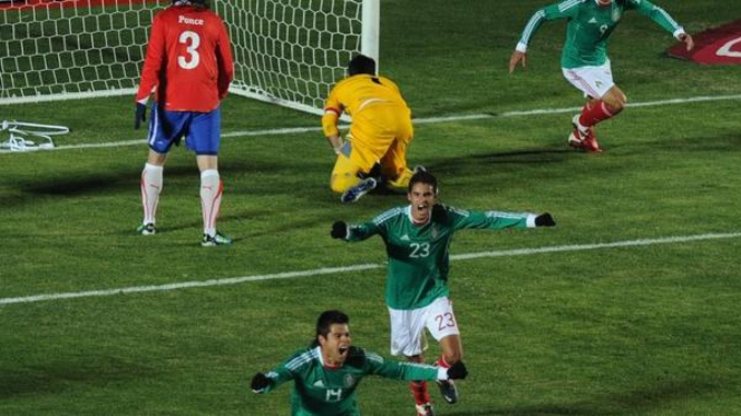 Bek Meksiko Nestor Araujo (14) merayakan gol 