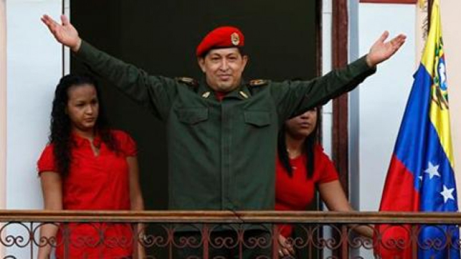 Hugo Chavez di atas balkon rumahnya di Caracas.