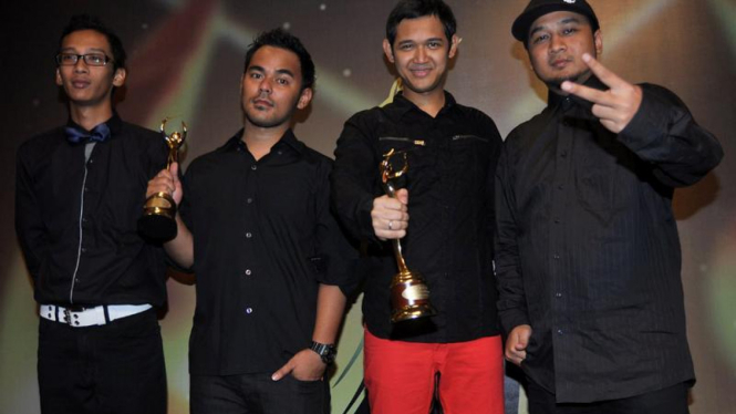 Bondan Prakoso & Fade 2 Black Raih Penghargaan di AMI Awards 2011