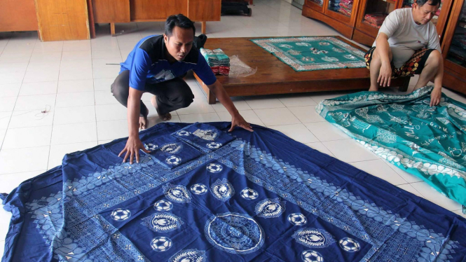 Batik bermotif bola