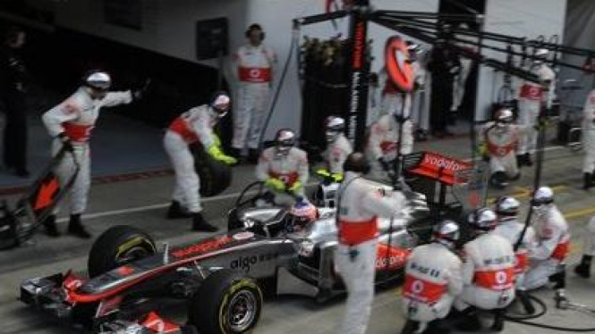 Jenson Button melaju sebelum pitstopnya selesai di GP Inggris