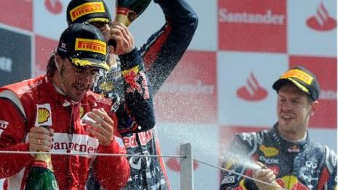 Fernando Alonso (merah) merayakan kemenangan di GP Inggris