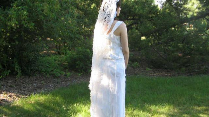 Gaun pengantin dari kertas toilet