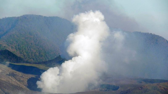 Gunung Lokon Meletus