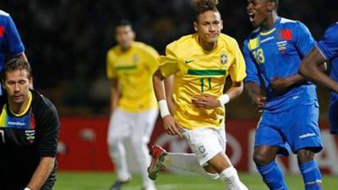 Neymar (tengah)