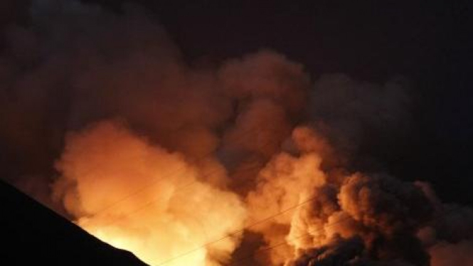 Gunung Lokon di Tomohon menyemburkan lava pijar