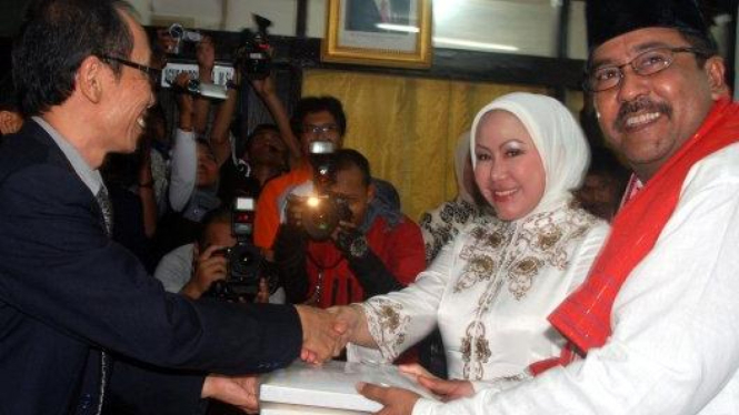 Ratu Atut Chosiyah dan Rano Karno daftar Pemilukada Banten