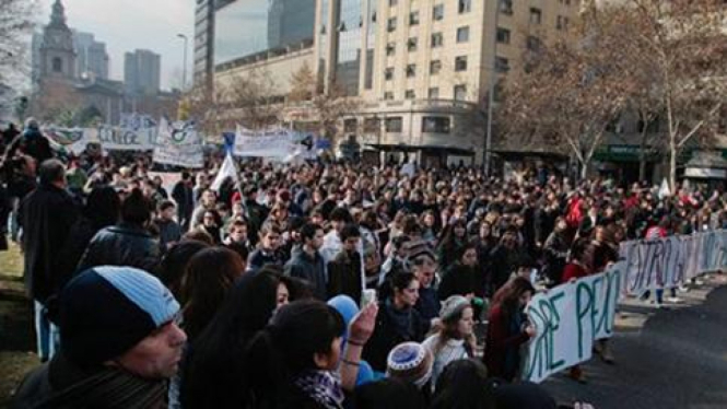 Demonstrasi menuntut reformasi pendidikan di Chile.