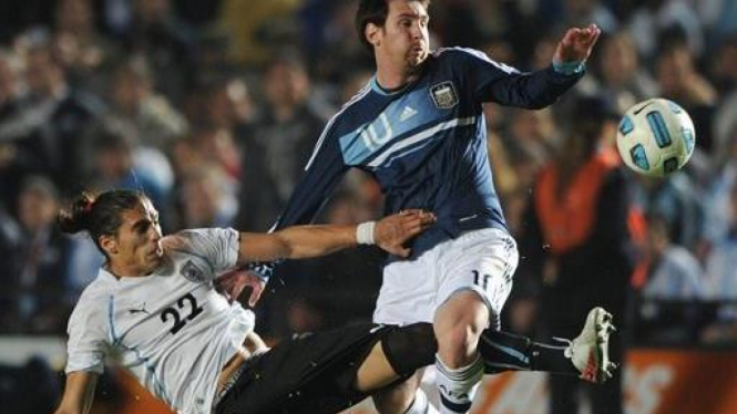 Lionel Messi (biru) di pertandingan melawna Uruguay