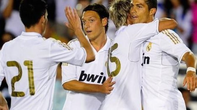 Cristiano Ronaldo (kanan) dan Mesut Oezil (tengah) merayakan gol Real Madrid