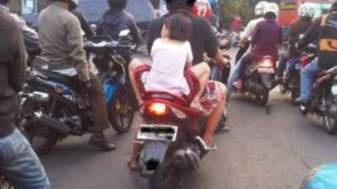 Membonceng Anak yang Salah