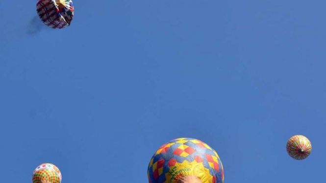 Sejumlah balon kertas raksasa menghiasi langit pada Festival Balon Tradisional di alun-alun Sapuran, Wonosobo, Jateng, Minggu (17/7)
