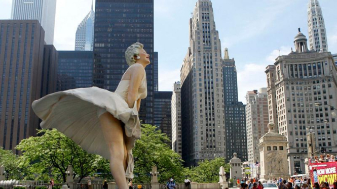 Patung Marilyn Monroe raksasa