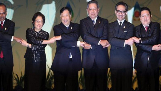 Presiden Susilo Bambang Yudhoyono bersama para menteri ASEAN