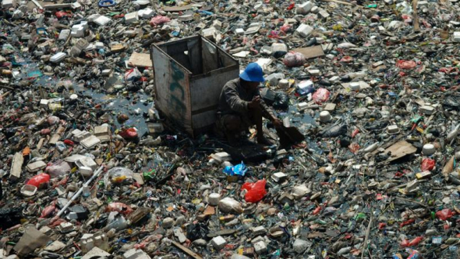 Lautan Sampah Di Muara Kali Sentiong