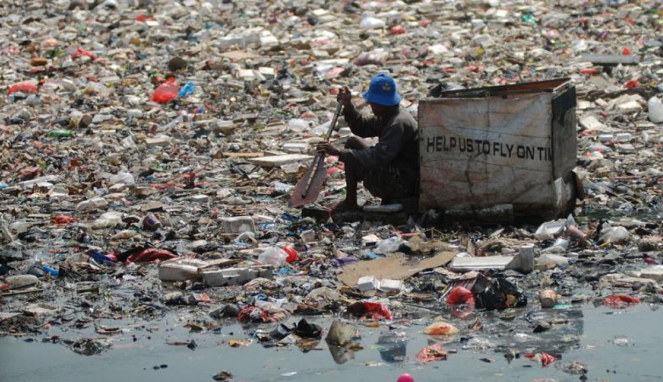 Lautan Sampah Di Muara Kali Sentiong