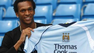 Lagi Santai Barbecue, Legenda Gagal Manchester City Diciduk Polisi karena Utang Nafkah Anak