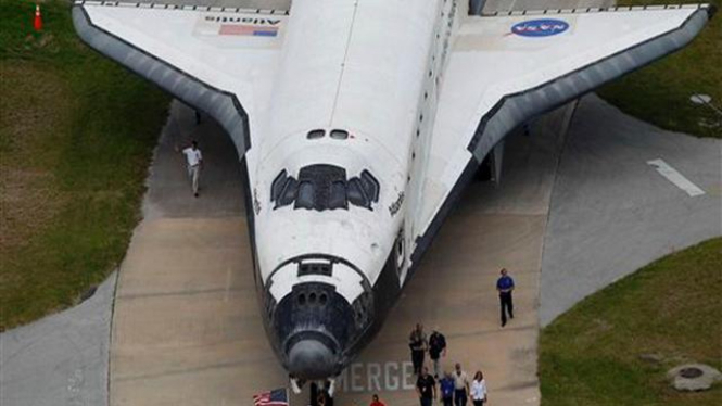 Pesawat ulang alik luar angkasa Atlantis bersiap masuk museum