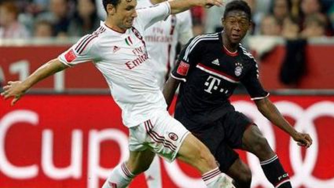 Mark van Bommel (kiri) dibayangi pemain Bayern Munich, David Alaba