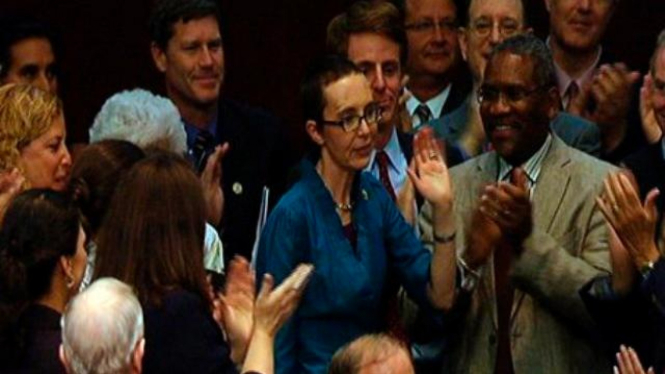 Gabrielle Giffords (tengah) saat kembali ke Gedung Kongres AS