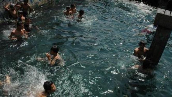 warga mandi di mata air alami Umbul Pajangan, Wedomartani, Ngemplak, Sleman